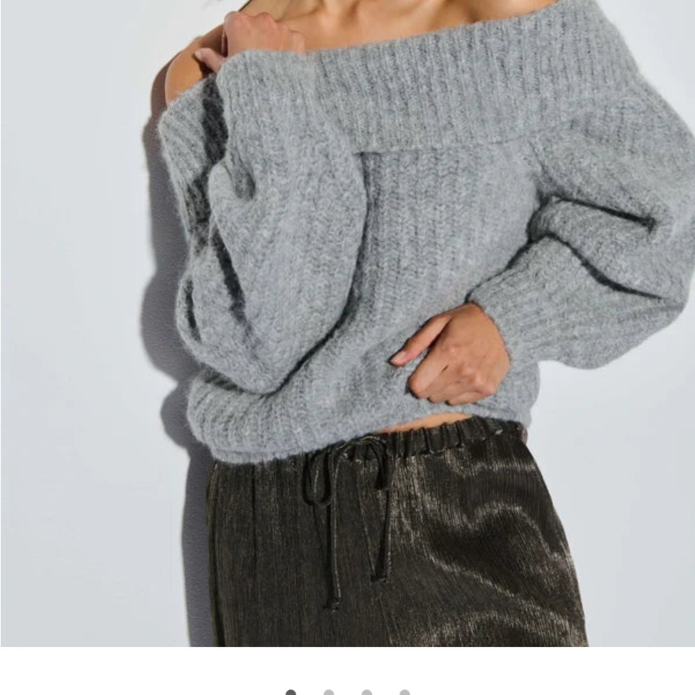 Nation LTD Soft Gray Off-Shoulder Sweater size medium alpaca blend.‎